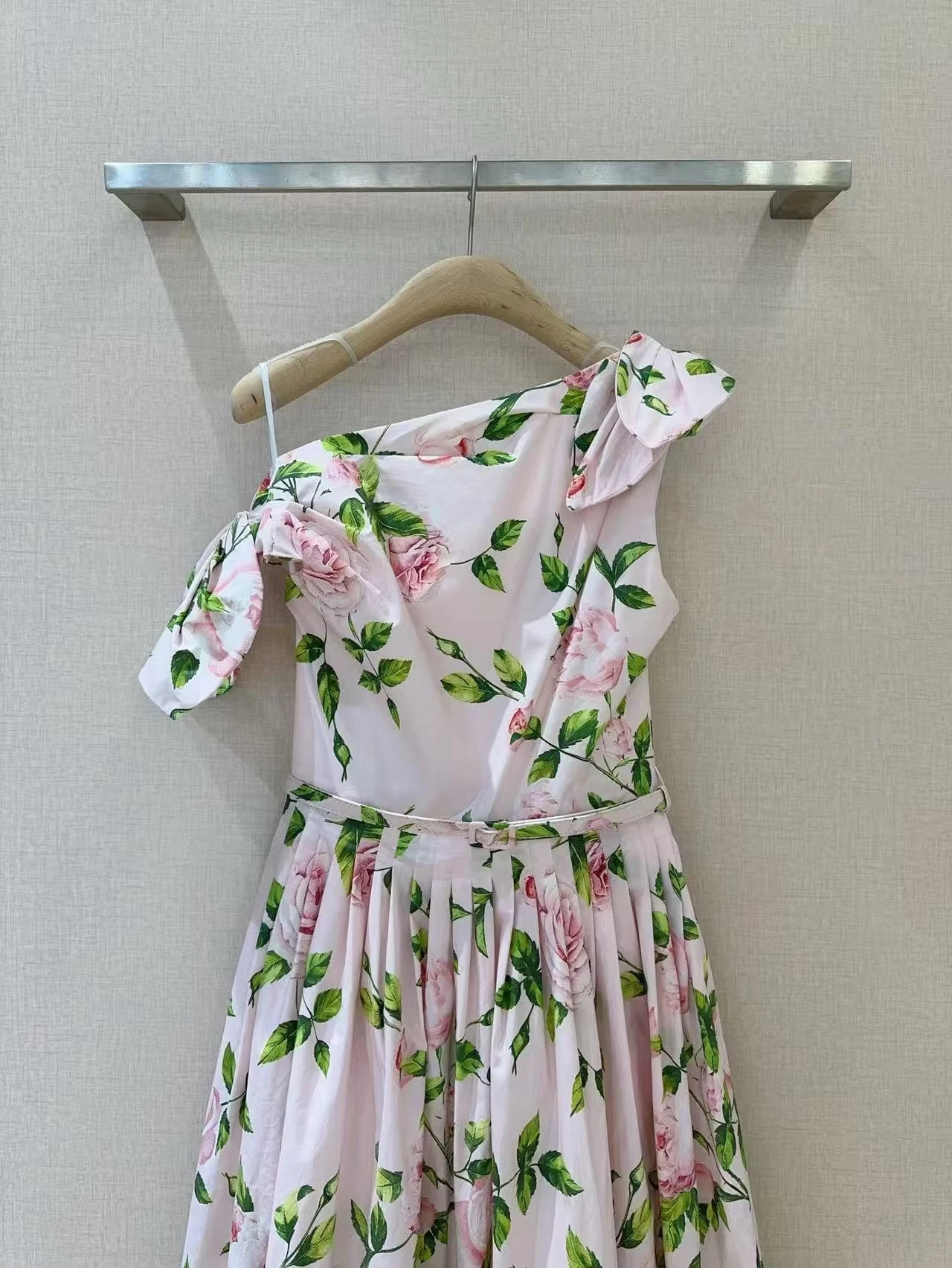 

Designer Brand Floral print dress for women in spring and summer. Single shoulder design is trendy and lively. Comfortable
