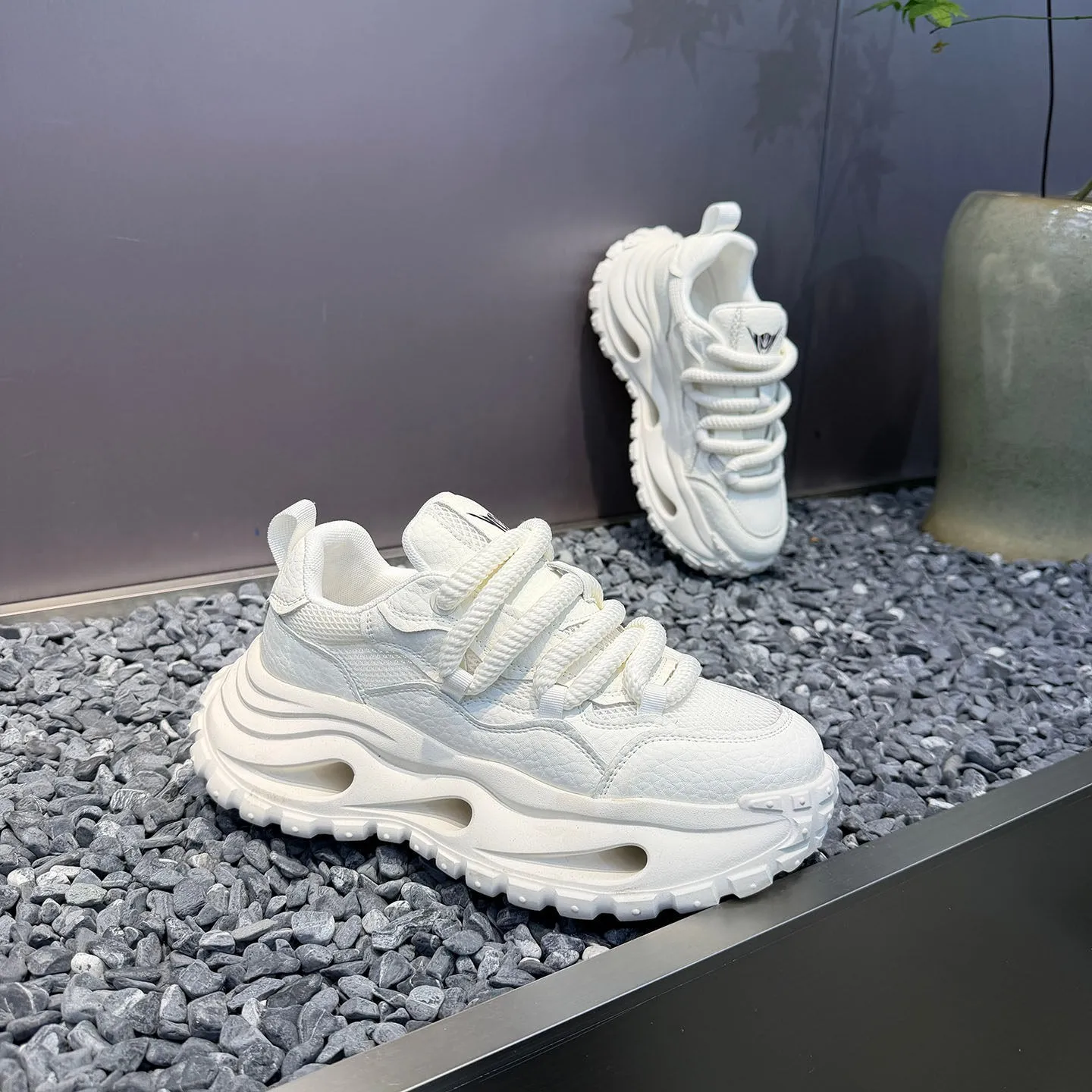 Herren-Sneaker mit dicker Sohle und perforiertem Design, mit dicken Seilschnürsen, Obermaterial aus Mesh-Gewebe und genarbter Textur für Atmungsaktivität und Komfort, dicke Sohle zur Erhöhung der Körpergröße, rutschfestes und verschleißfestes Design mit grobem Zahnmustermuster, trendiger Street-Style, geeignet für verschiedene Alltagstouren, Einkäufe und andere Anlässe. – Detail 12