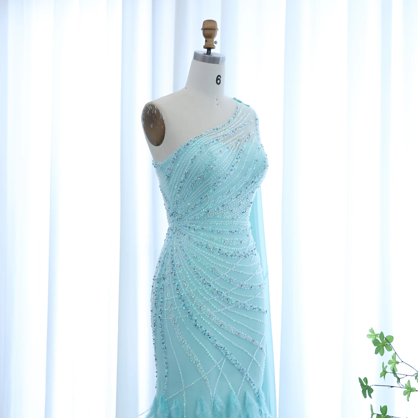 Sharon Said Luxuriöses, federbesetztes, türkisfarbenes, schulterfreies Meerjungfrauen-Abendkleid mit Cape, arabisches Ballkleid, Hochzeitskleid, SS498, maßgeschneidert – Detail 9