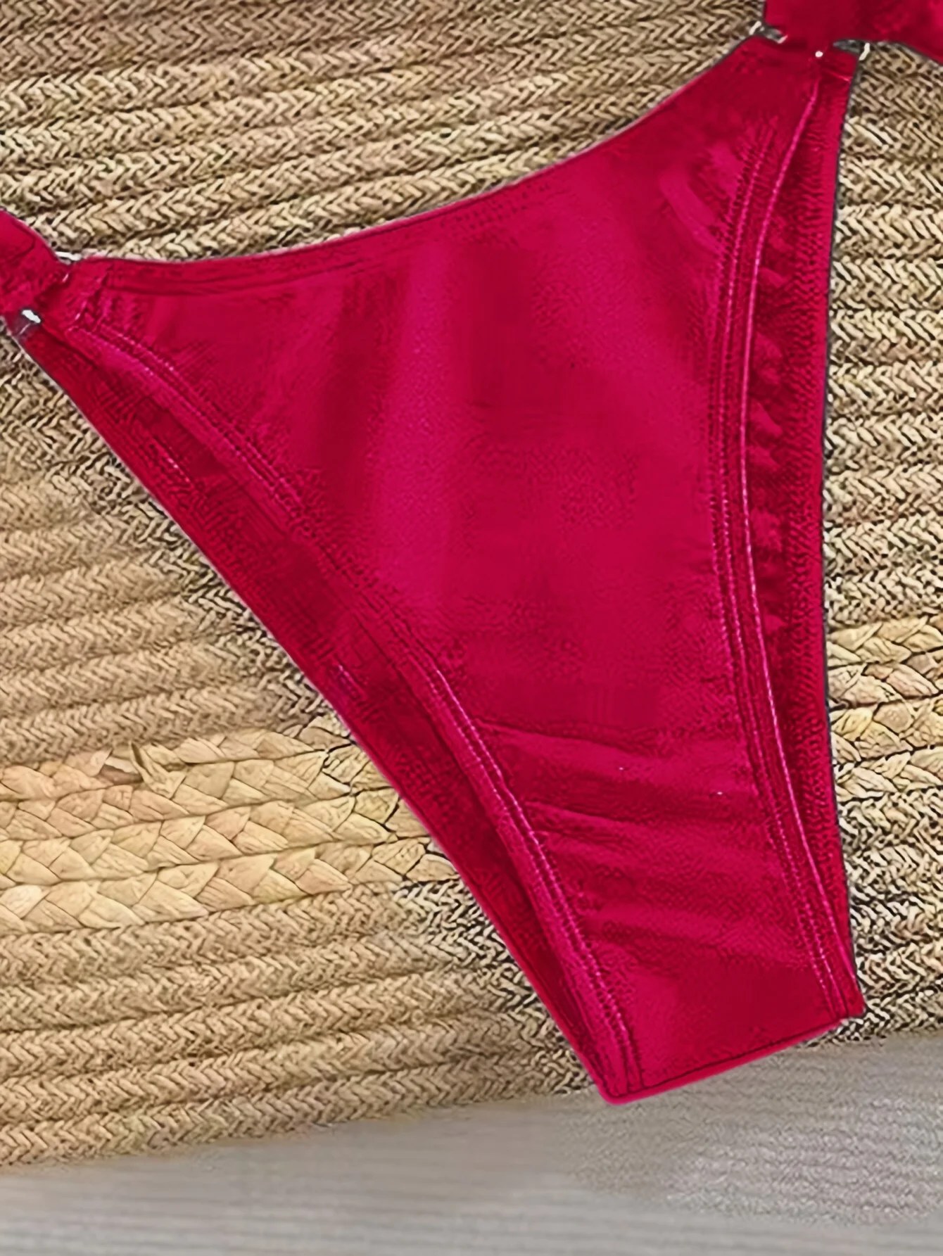 ชุดว่ายน้ำแฟชั่นเซ็กซี่สำหรับผู้หญิงปี 2026 สีแดง ทรงสามเหลี่ยมผูกข้าง ปรับได้เพื่อกระชับรูปร่าง เหมาะสำหรับกิจกรรมริมทะเล