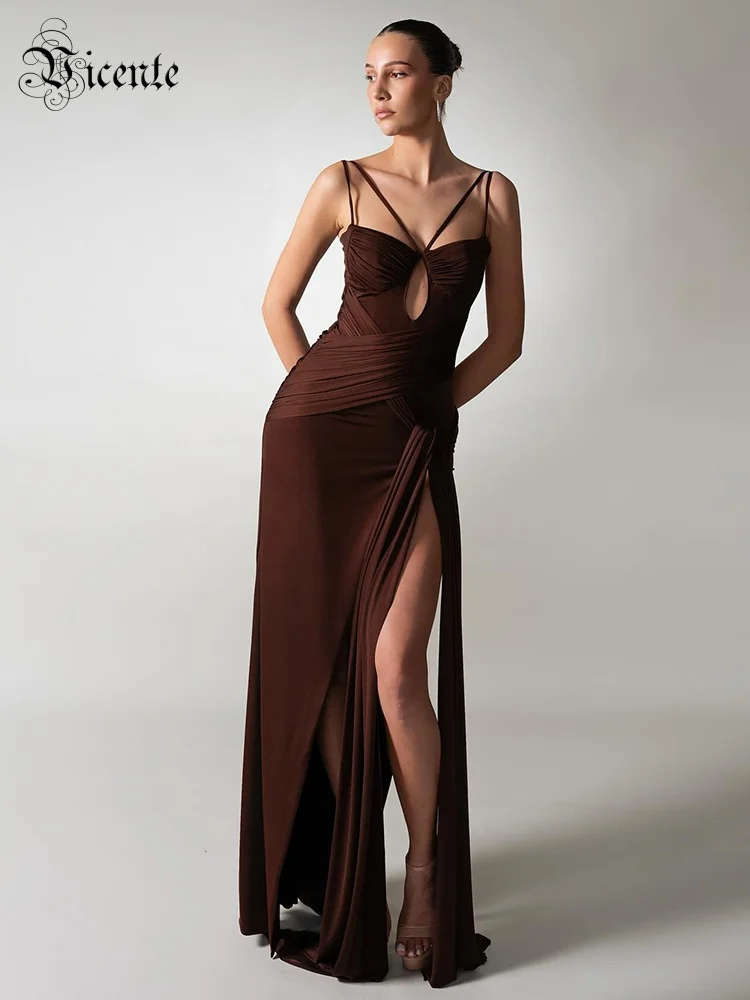 Vestido drapeado sem mangas com tiras marrom chocolate VC com fenda alta e detalhes recortados para vestido formal de festa de jantar