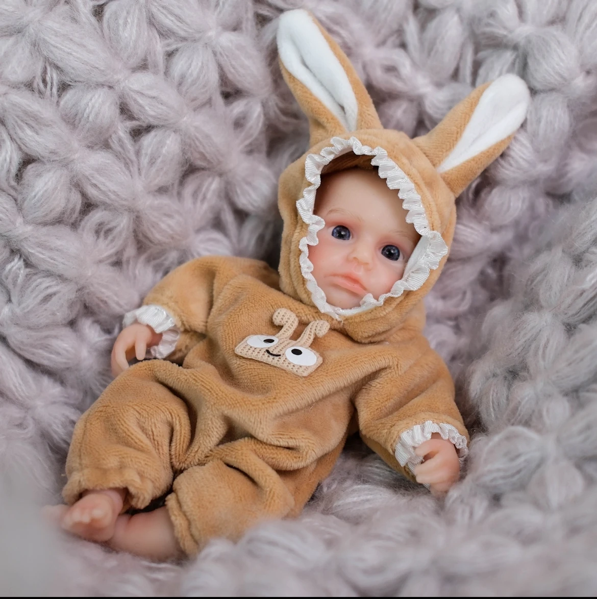 Bebê reborn de 6 polegadas em silicone de platina - expressão pacífica realista, boneca de arte de edição limitada de corpo macio hipoalergênico