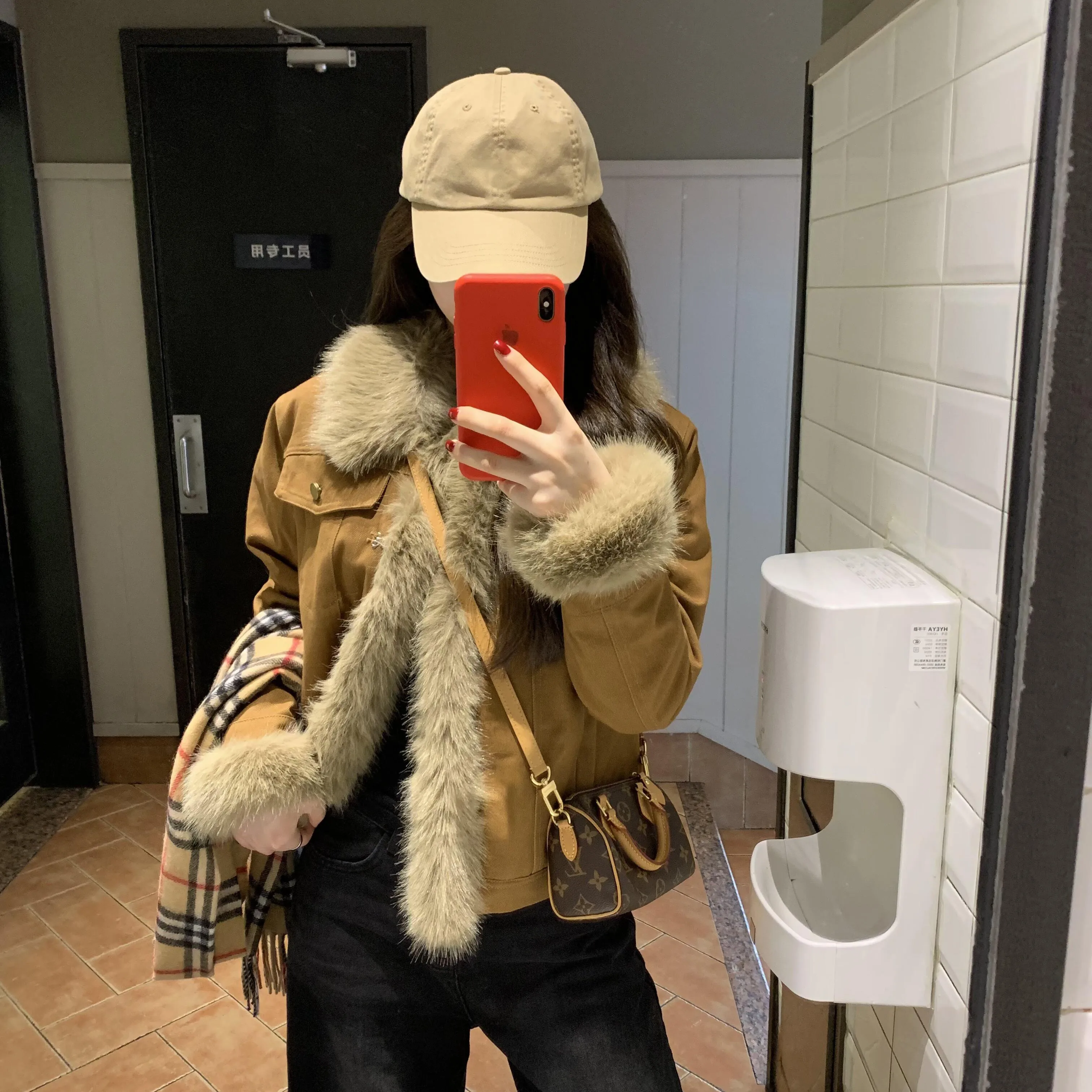 

Парка женская розовая, утепленная, с начесом, с контрастным воротником, приталенная, в современном стиле, многослойная, на одной пуговице, элегантный дизайн, нейтральная