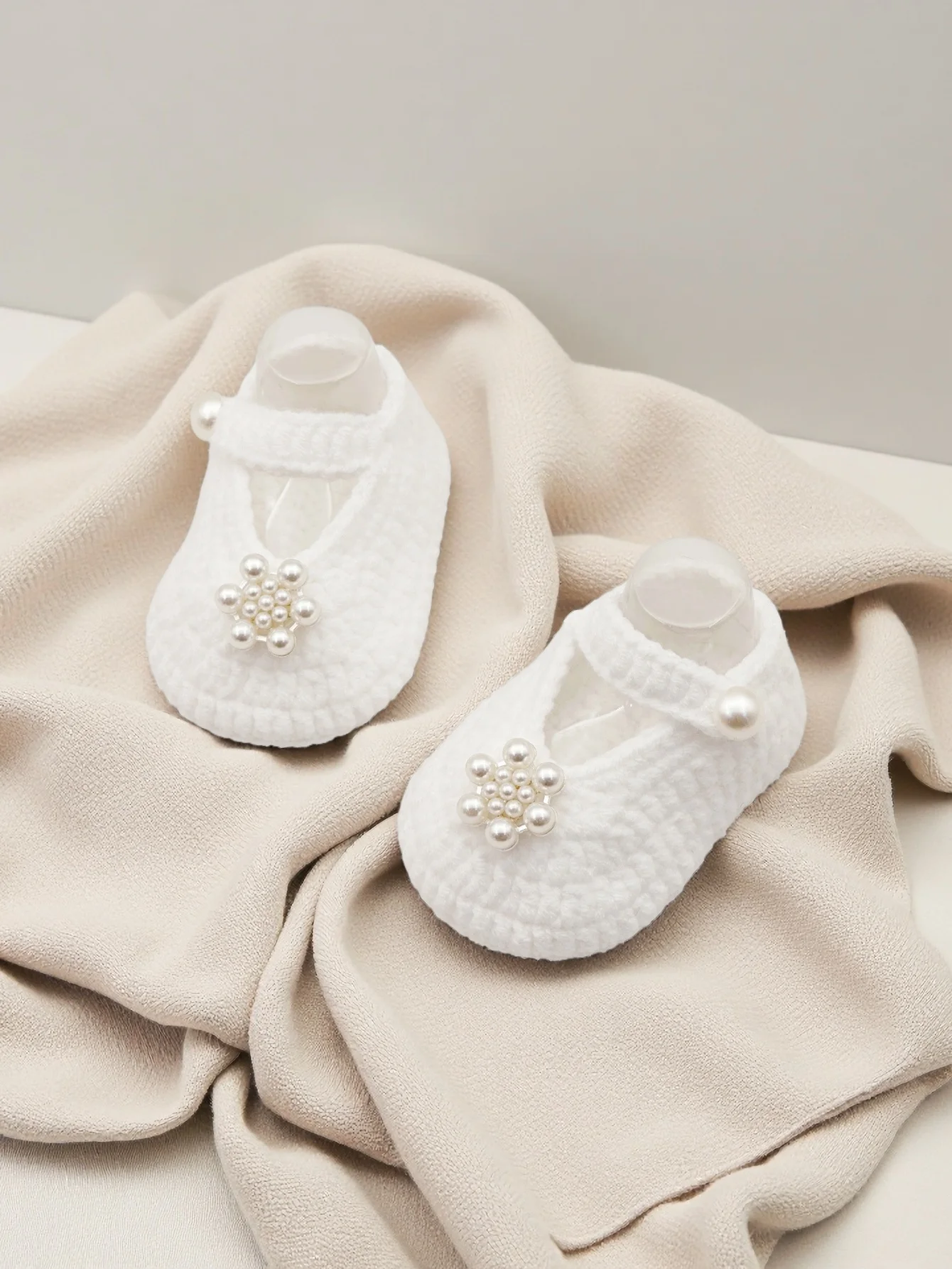 

1 пара элегантных туфель для крещения для маленьких девочек, белые вязанные крючком пинетки с жемчужным цветком, детские тапочки для крещения