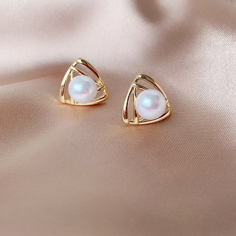 New Trend Imitation Pearl Triangle Geometric Hollow Stud Earring for Women Jewelry Accessory Wholesale Wedding Christmas Gift