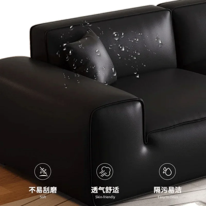 Ruang tamu minimalis modern Italia dengan kursi kulit berbentuk kubus dan alas tidur lateks.