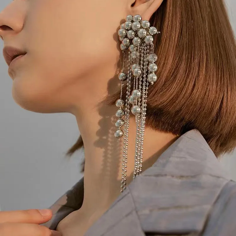 Exaggerated individualistic metal ball beaded fringed earrings, suitable for travel, vacation, public relations and jewelry.