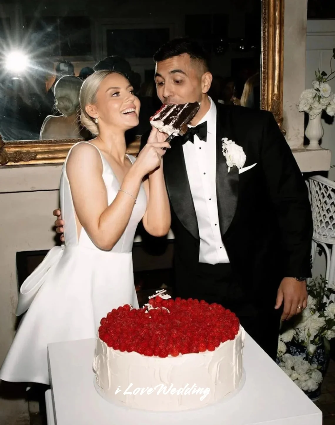 

White V-Neck Wedding Dress 2025 Satin Sleeveless A-Line Mini Skirt Evening Dress Prom Dress Pleat Wedding Party Dress Customized