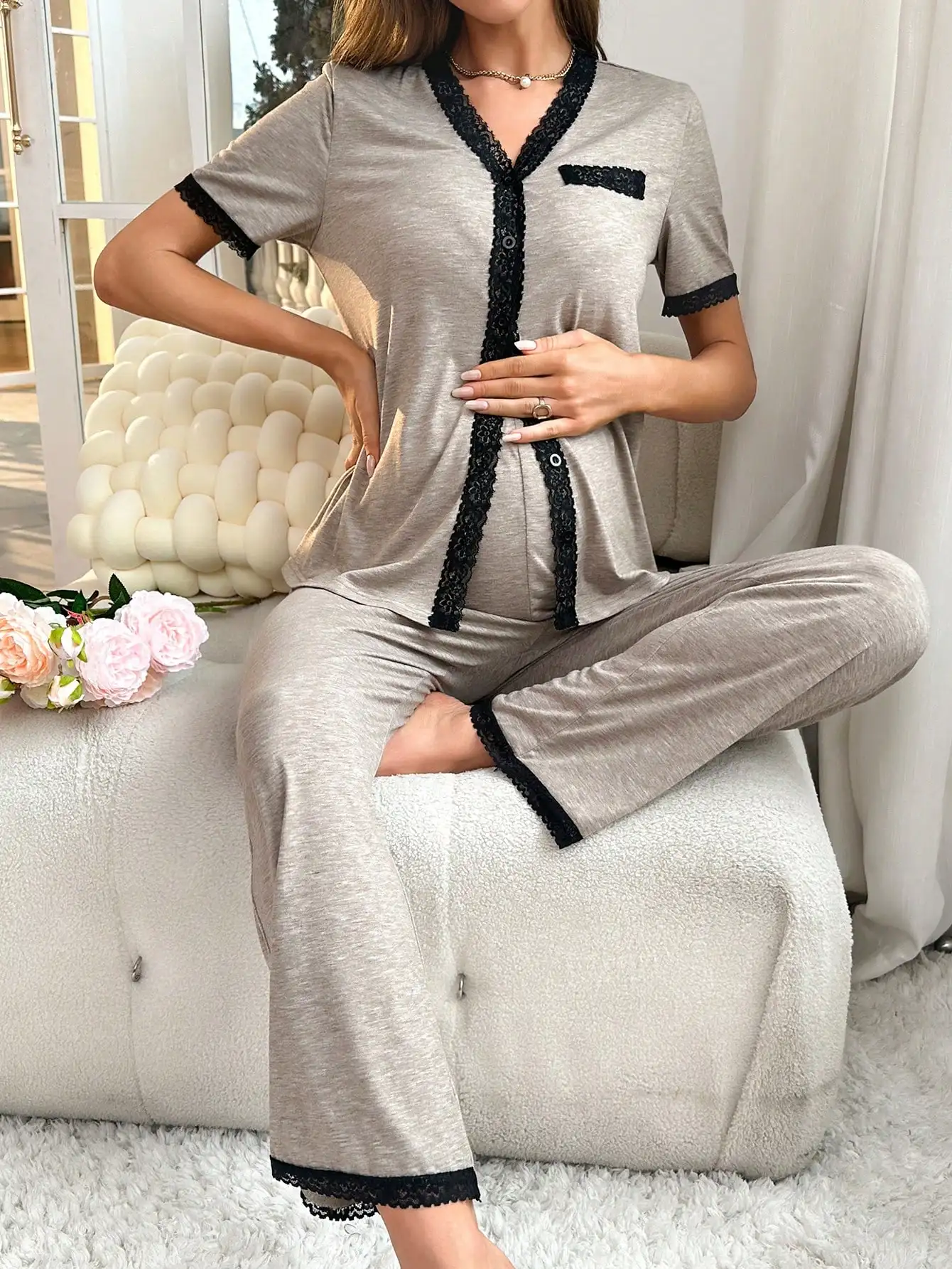 

Комплект для отдыха для беременных: топ с кружевной отделкой и застежкой на пуговицах и брюки с эластичным поясом