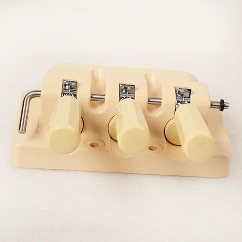 Parti del pannello frontale della macchina per il gelato Soft Serve Carpigiani - Valvole, maniglie, raccordi per porte facciali con valvola erogatrice Soft Serve con