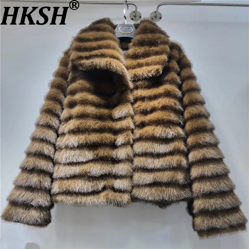 HKSH 2025 معطف نسائي شتوي جديد من الفرو الصناعي طية صدر كبيرة متعددة الاستخدامات موضة فاخرة اجتماعية عالية الشارع سترات قصيرة دافئة HK14820