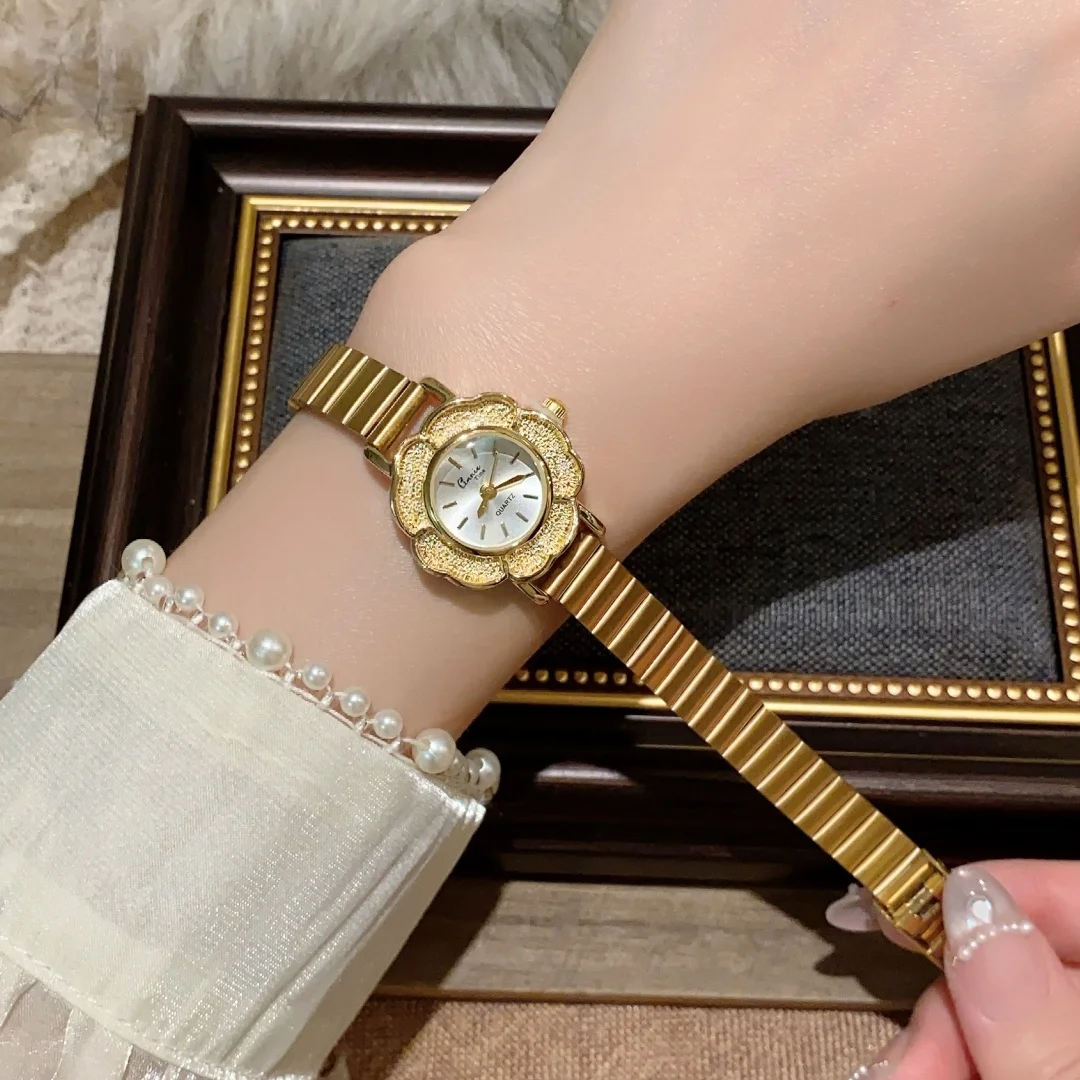 ساعة ريترو كاميليا جولد للنساء بمينا صغير وحزام من الفولاذ المقاوم للصدأ وساعات كوارتز ساعة يد عصرية هدية