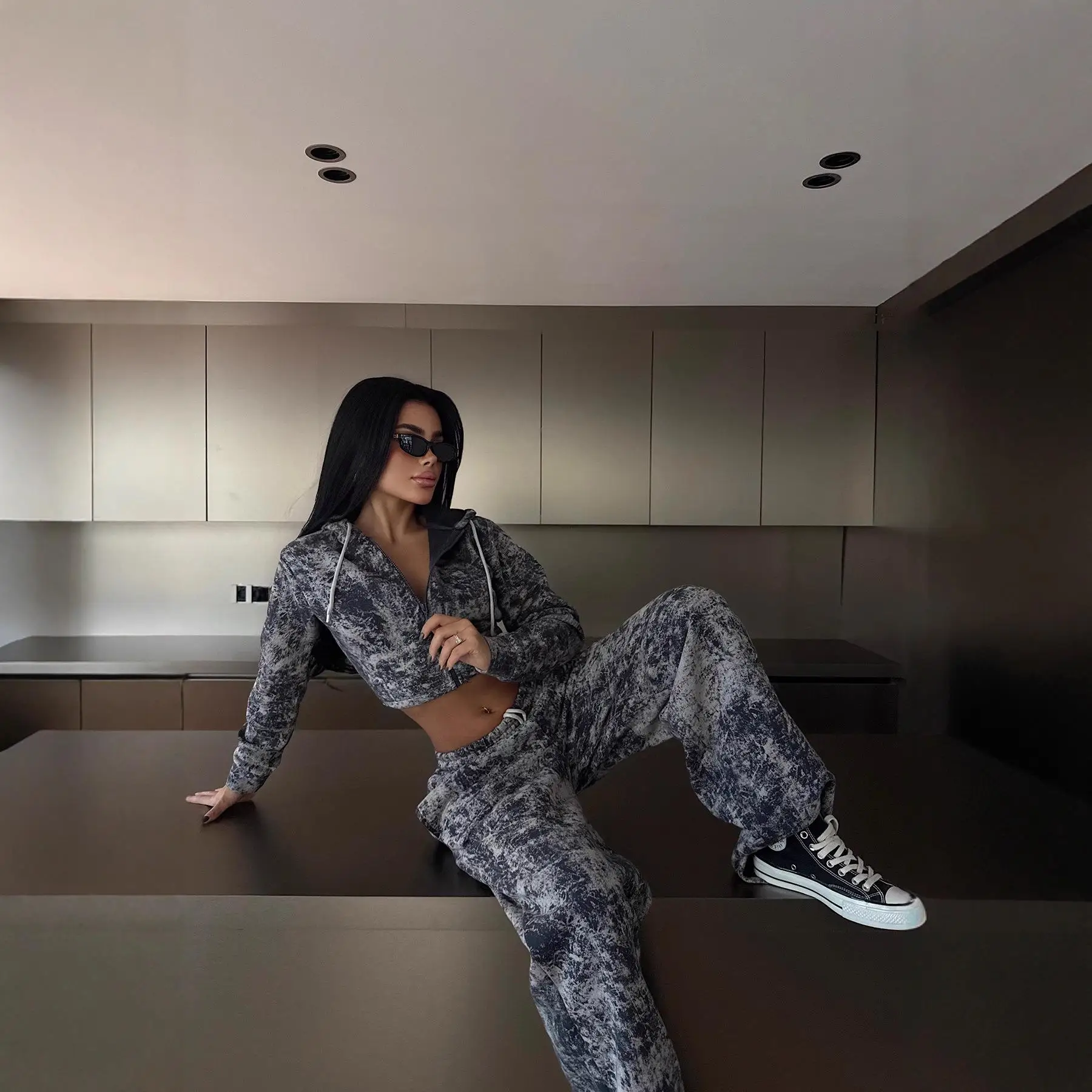 

Повседневный спортивный костюм: осенне-зимний комплект из двух предметов с длинными рукавами, широкими брюками и брюками с капюшоном на молнии, с индивидуальным принтом, мужской костюм