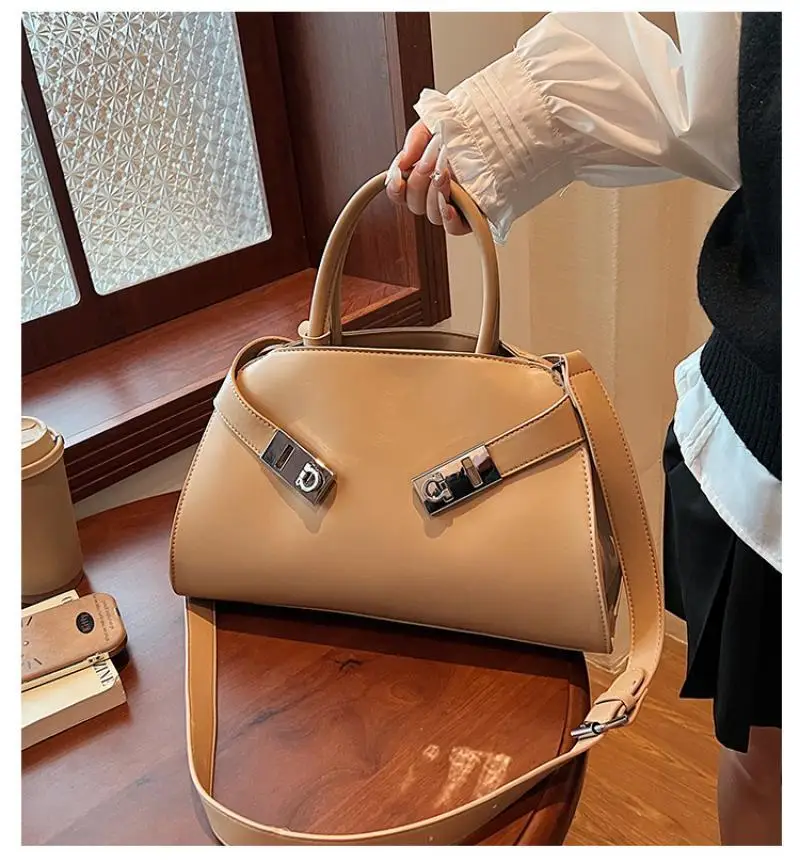 

Fashion Large Capacity Women Handbags Designer Chic Lock Shoulder Bags Luxury Pu Leather Crossbody Bag Trend Commuter Bag 2025