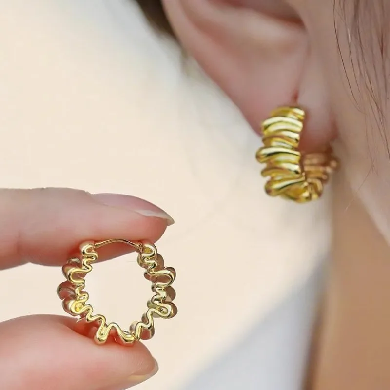 Personality Irregular Wavy Metal Hoop Earrings for Women Vintage Charm Gold Color Ear buckle Hip Hop Jewelry Accessories Gift