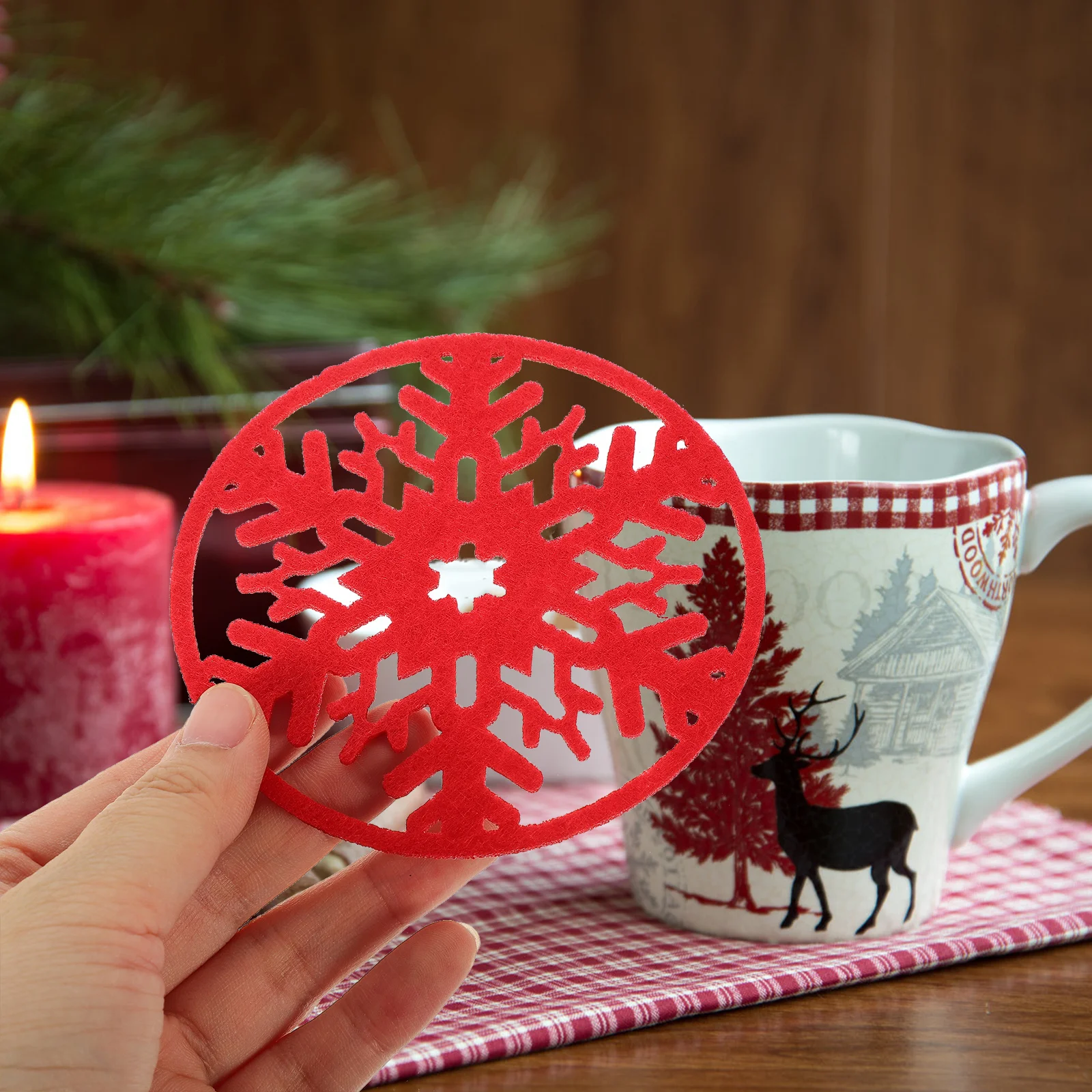 

6Pcs Christmas Felt Coaster Round Cup Mat with Snowflake Pattern Liquid Absorbent Non Sticky Coaster for Home Use