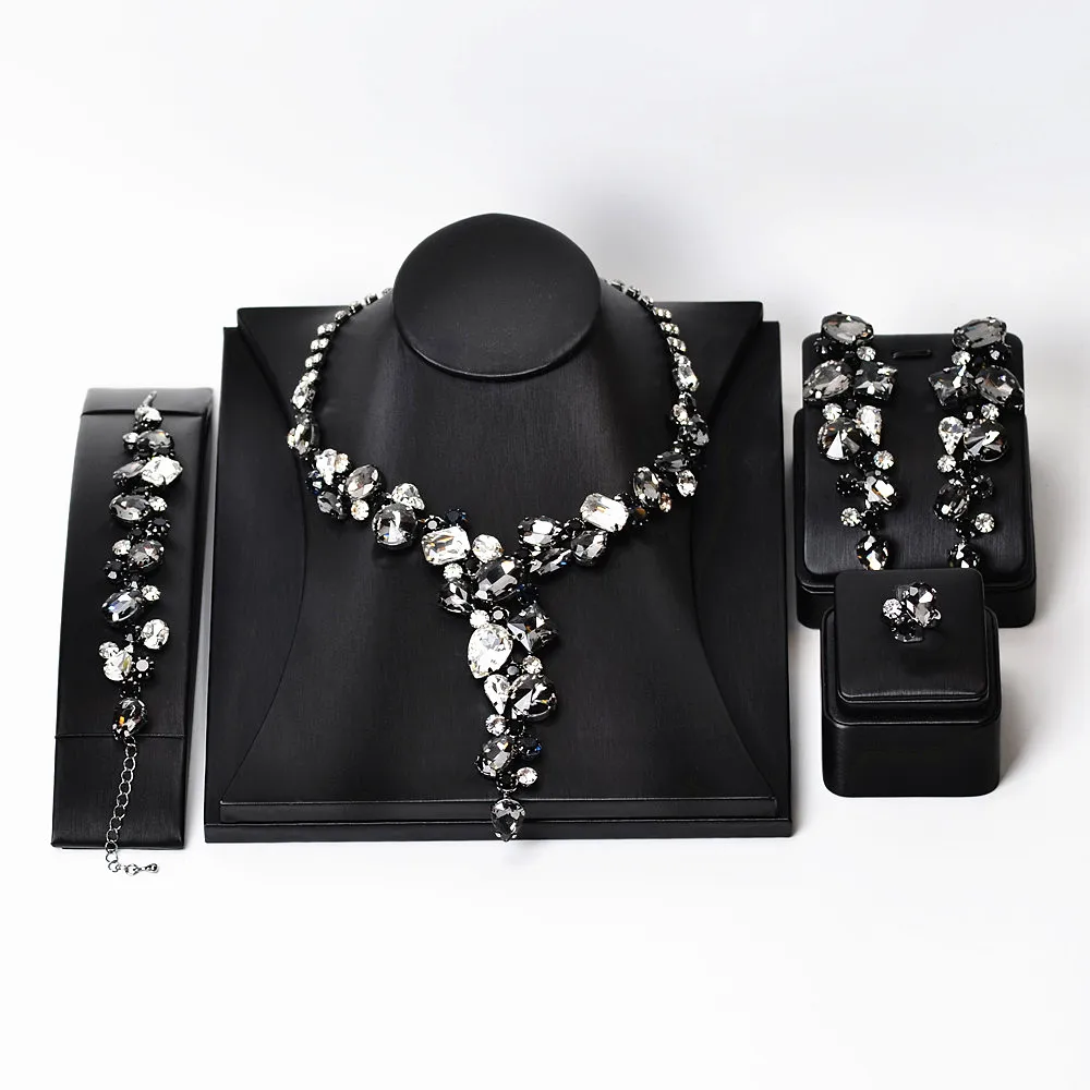 黒とグレーの白のジュエリーセット。 ゴシックラインストーンのダークトーンのネックレス。 クールな女の子のためのファッションジュエリー。