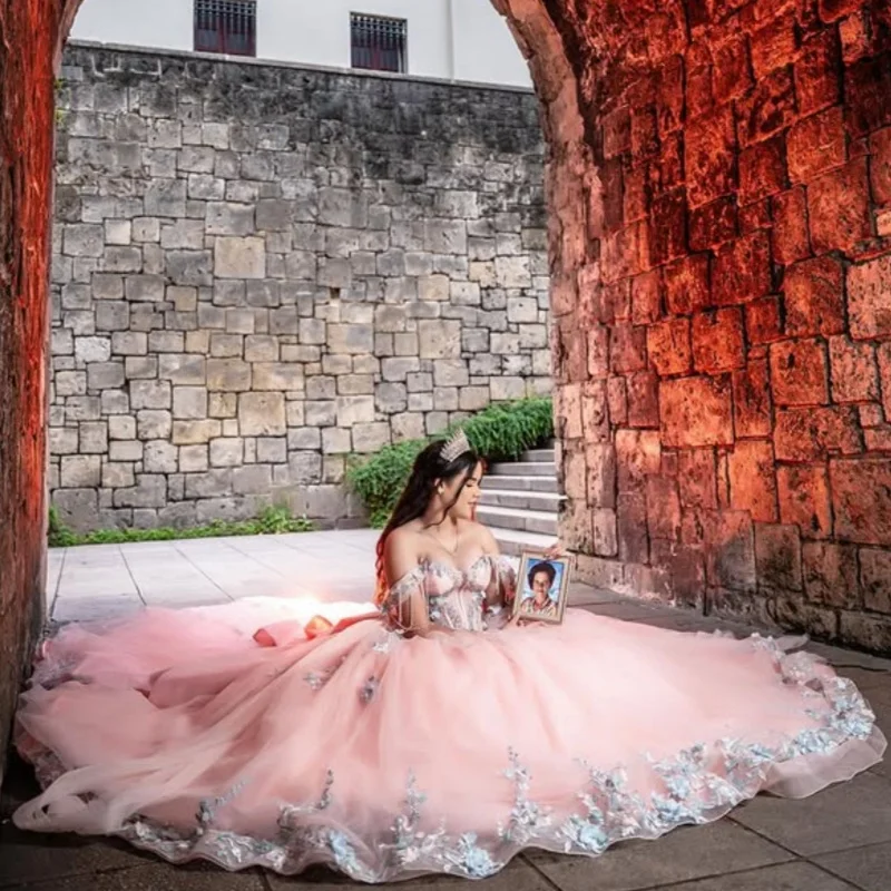 Vestido rosa para quinceañeras con hombros descubiertos, encaje con cuentas, purpurina, calcomanía de flores 3D, vestidos con lazo de 15 quinceañeras ﻿ Personalizado