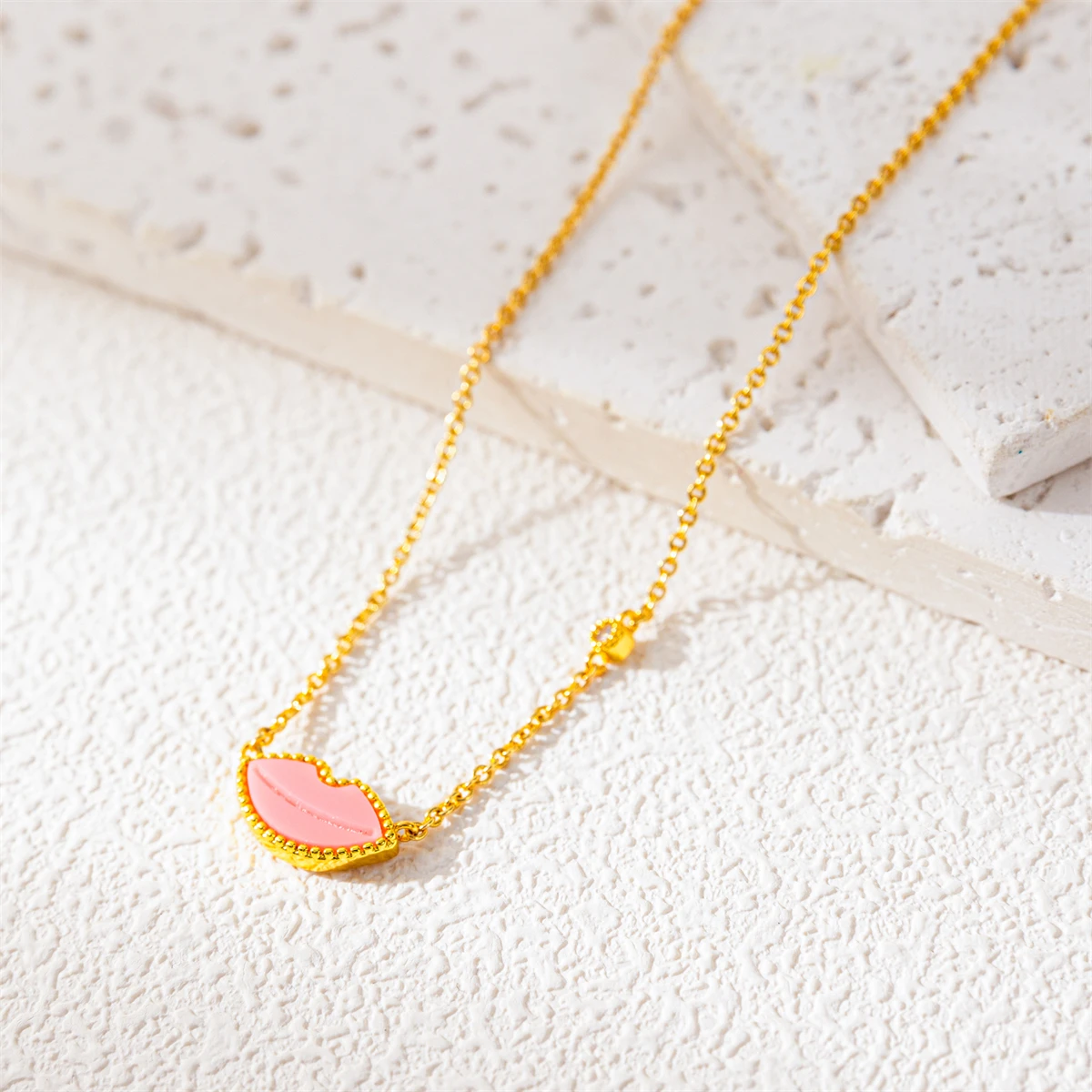 Ins عالية الثناء الوردي الأحمر الشفاه قلادة المرأة ملهى ليلي الوردي فقاعة الحجر الطبيعي قلادة المرأة قذيفة الترقوة سلسلة