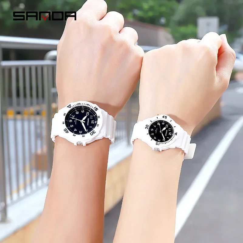 Sanda 6011นาฬิกาคู่แบรนด์หรูสุดคลาสสิกนาฬิกาข้อมือควอตซ์กันน้ำสายรัดข้อมือ TPU ชายและหญิงคู่รักนาฬิกา2024