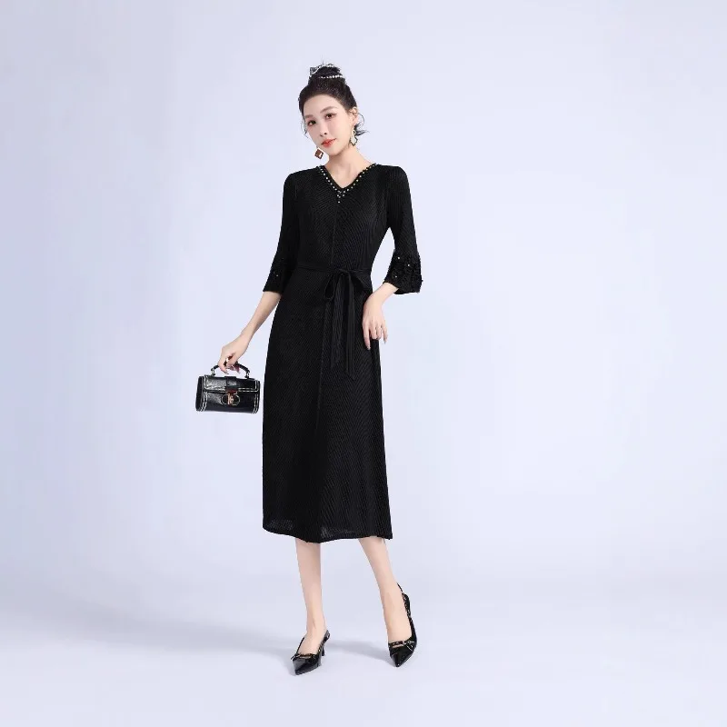 Sukienka damska na wiosnę 2026, długa, plisowana w stylu Miyake, jednolita, z dekoltem w serek, zdobiona koralikami, wiązana, codzienna, uniwersalna, podkreślająca temperament.