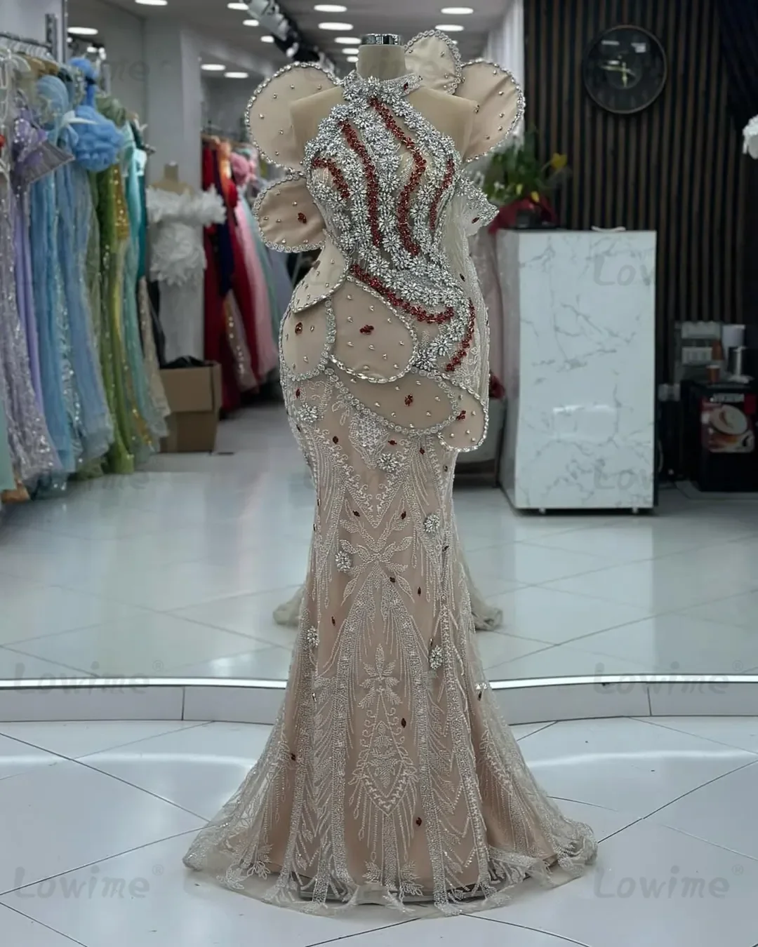 2025 Robes de célébrité longues de luxe cristaux tapis rouge piste robe de soirée femmes robe de reconstitution historique robe de bal de mariage Robes personnalisées