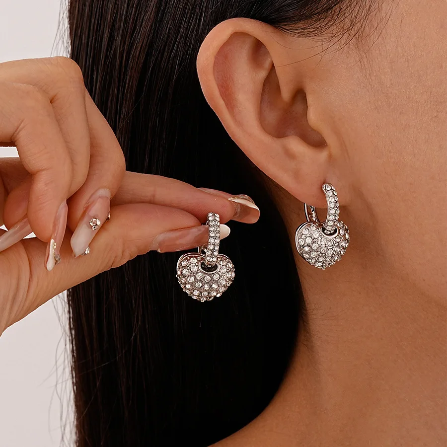 Super flash light luxury, small diamond-encrusted love ear buckles, earrings, fashionable and simple commuting temperament,