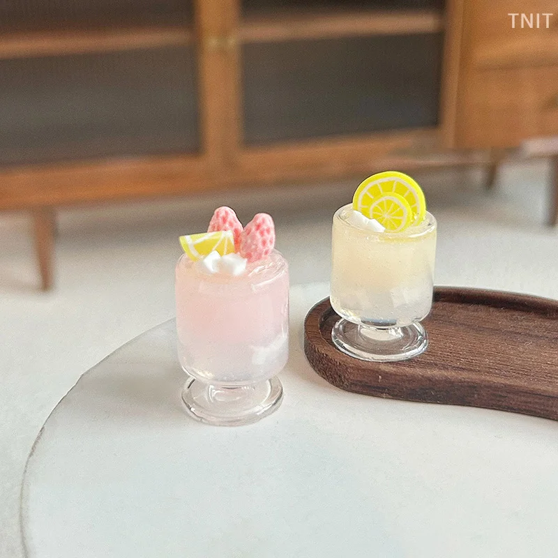 

[J] 1Pcs Doll Accessory 1:12 Dollhouse Lemonade Ice Drink Summer Ice Drink Mug Miniature Toys Model Decoration Gifts