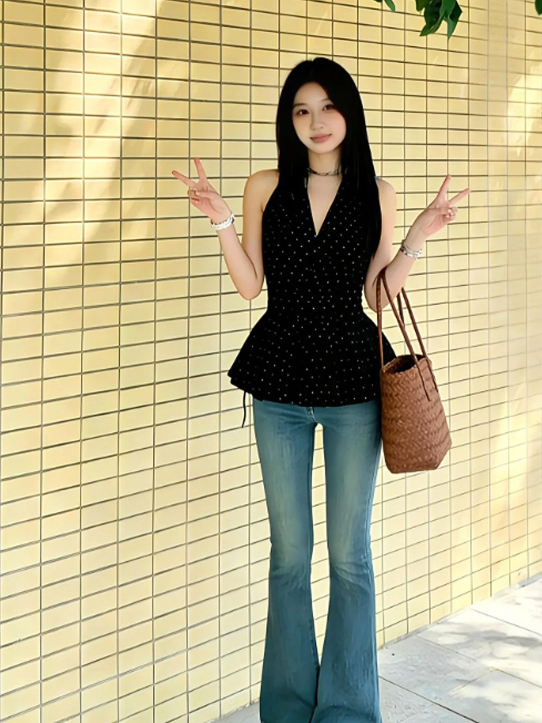 

Korean Style Fashionable V-Neck Top And Jeans Two-Piece Set Elegant And Beautiful Complete Outfit OOTD Summer 2026 Women's Set