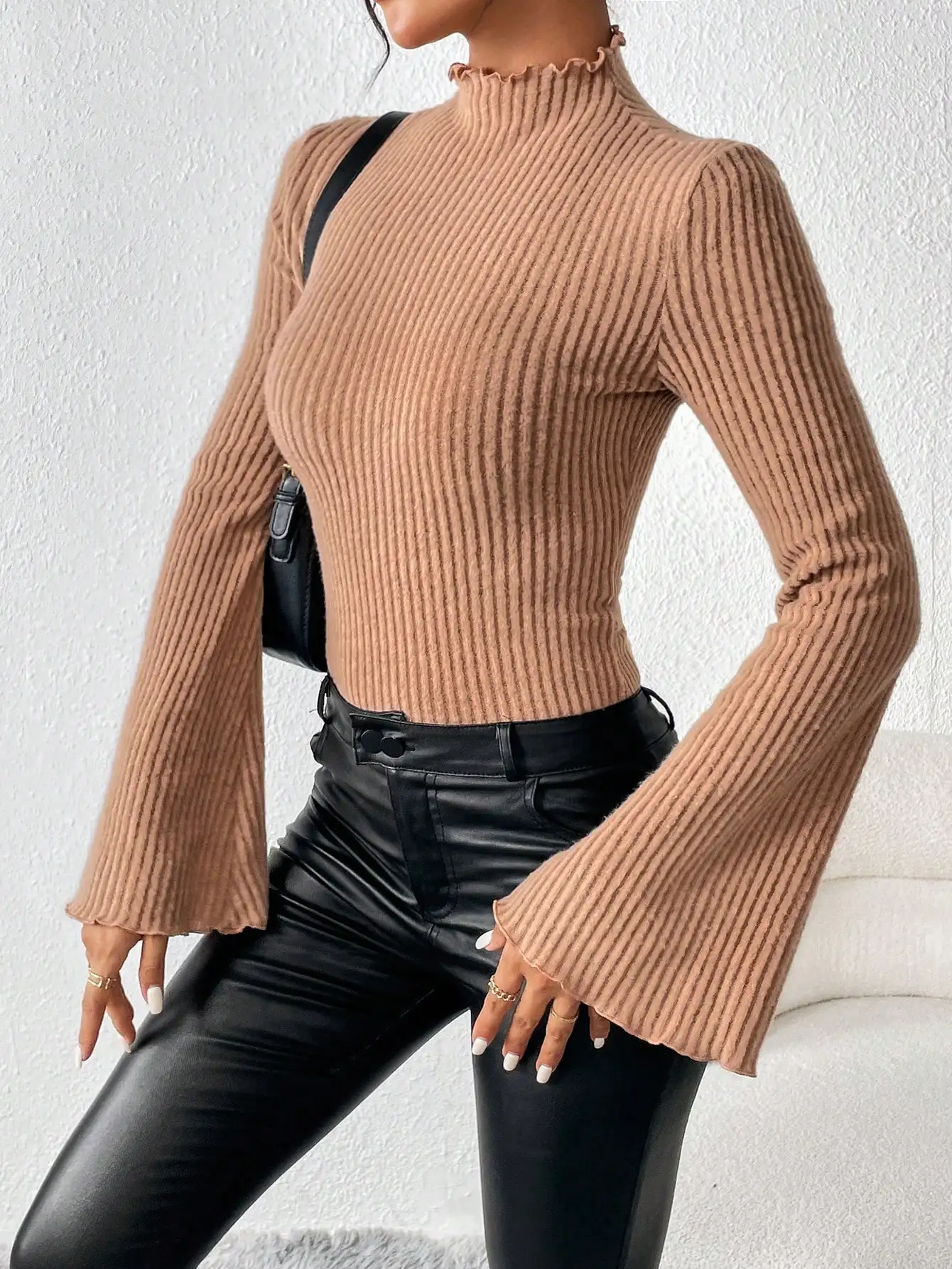 Damen-Bodysuit aus geripptem Strick in Khaki mit Stehkragen und ausgestellten langen Ärmeln, lässiger, schmal geschnittener Einteiler für den Alltag, Streetwear und Herbst-Styling – Detail 4