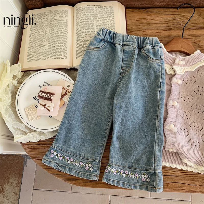 

Girls' Autumn New Baby Girls' Straight Jeans Baby Girls' Fashionable Flower Embroidered Wooden Ear Pants