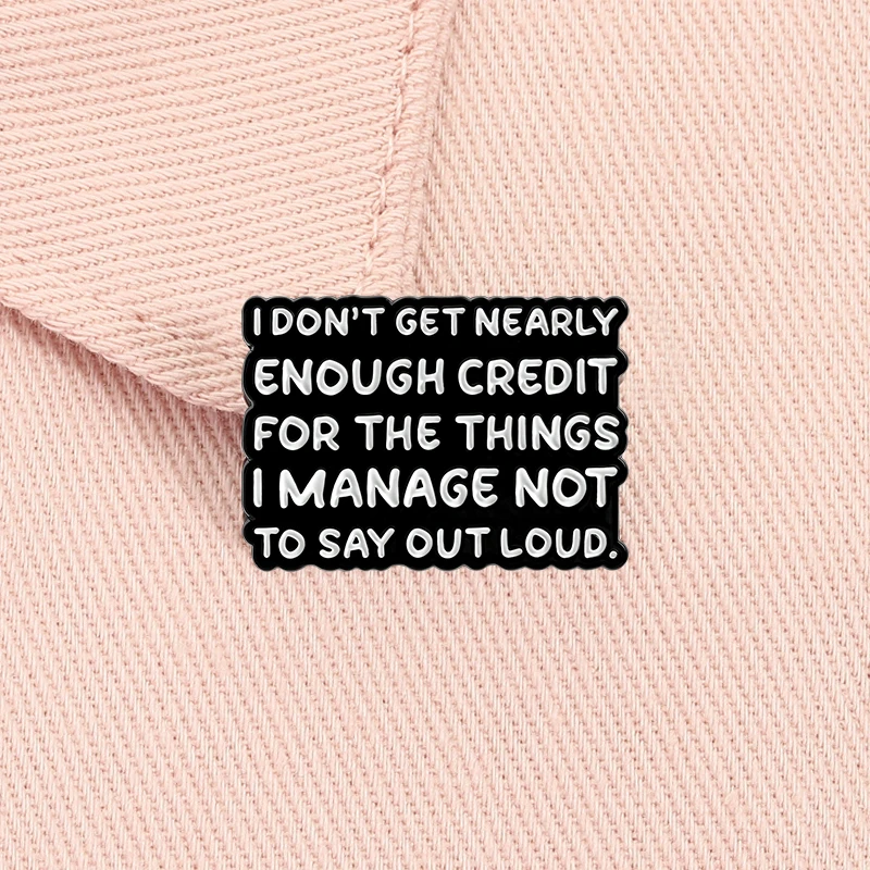 No obtienes casi crédito para las cosas que no administran para salir fuerte, Pin esmaltado, broche con cita divertida, insignia, regalo de joyería