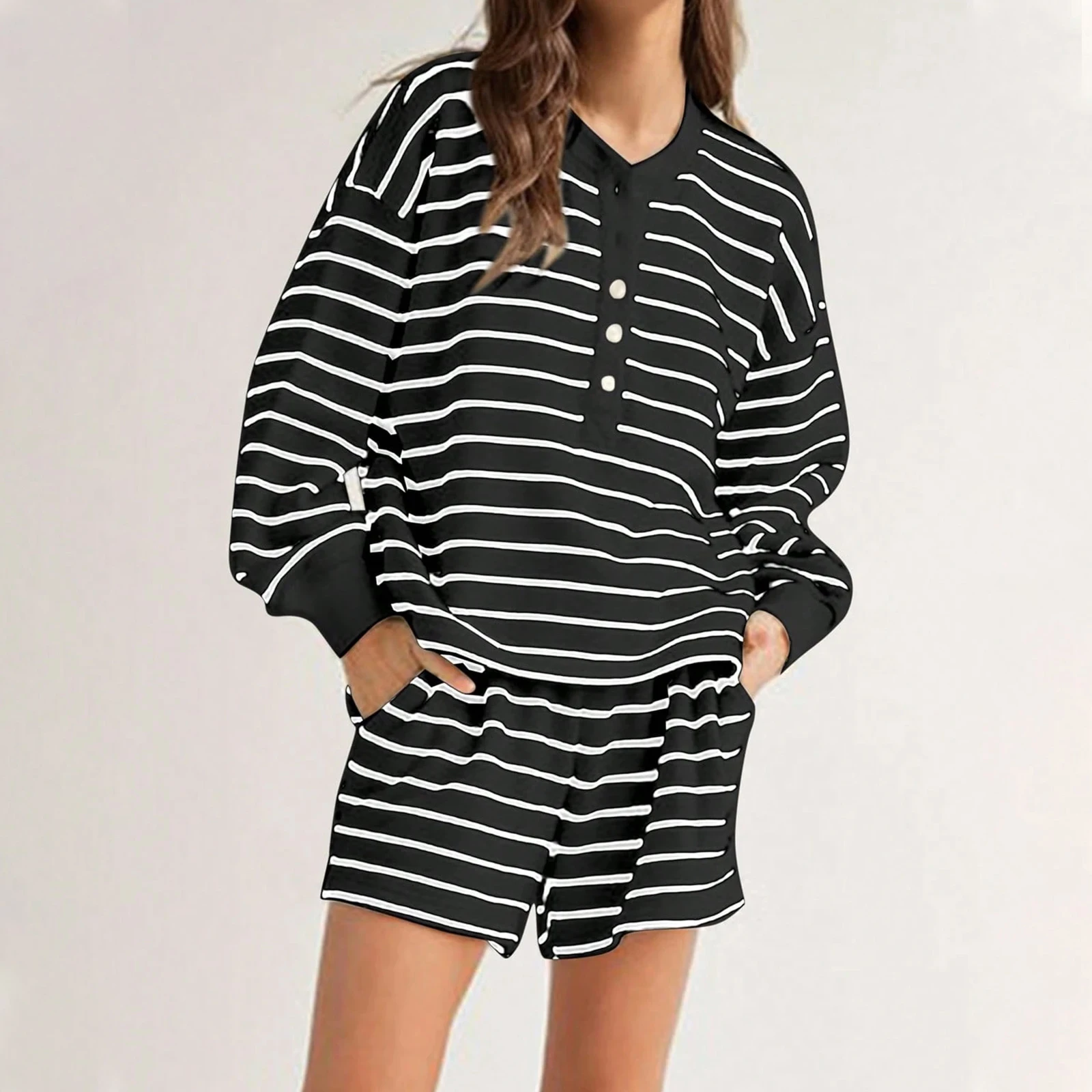 طقم كلاسيكي نسائي مخطط بأكمام طويلة مع شورت بخصر مطاطي ملابس صيفية مرقعة