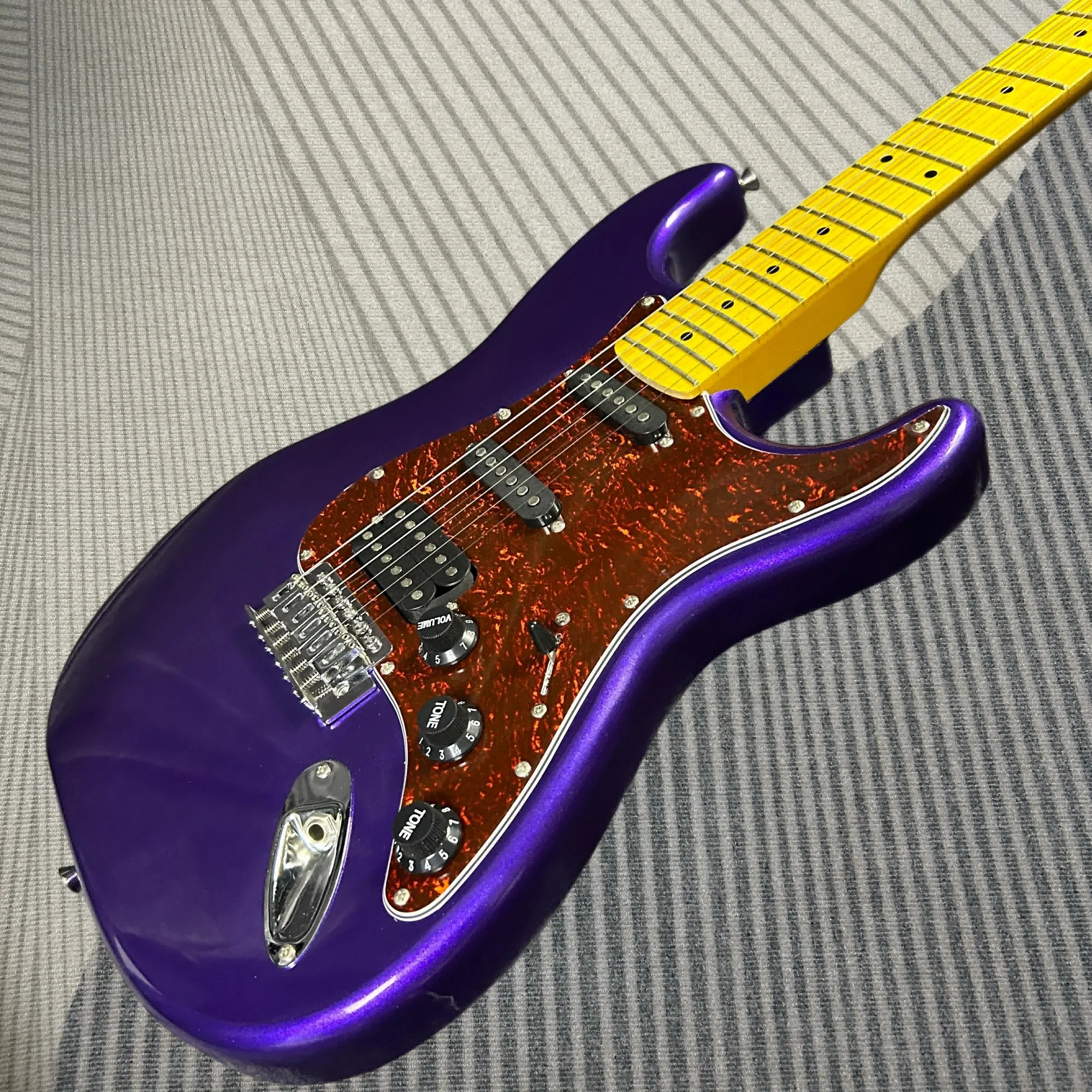 

Metallic Purple STSS Mahogany Body SSH Pickups Rosewood Fretboard Red Tortoise Shell Pickguard Electric Guitar