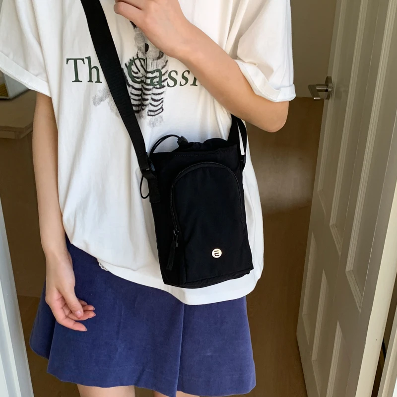 النمط الياباني فتاة لون نقي الرباط دلو حقيبة 2025 صيف جديد متعدد الوظائف الرجال والنساء حقيبة كتف Crossbody B