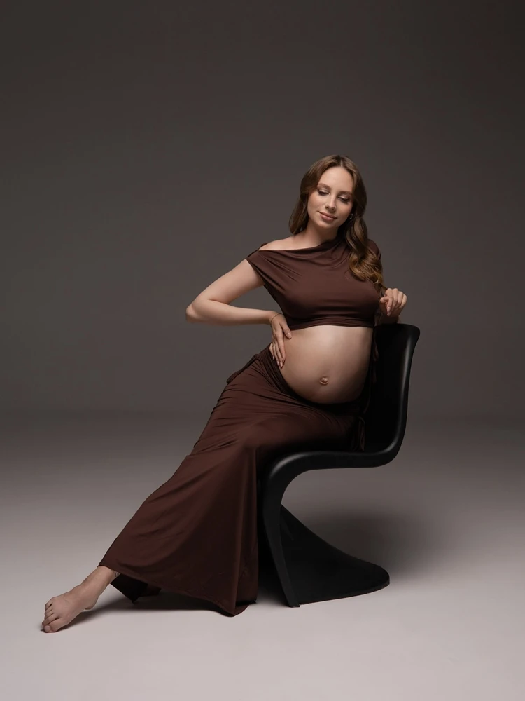 Dwuczęściowa sukienka ciążowa do sesji zdjęciowej, odkryte ramiona, brązowa sukienka maxi, strój ciążowy, butik na baby shower, ubrania przyjazne ciążom.