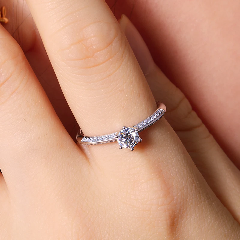 

Luxurious 0.5-carat laboratory-grown diamond engagement ring, exquisitely set in 925 sterling silver