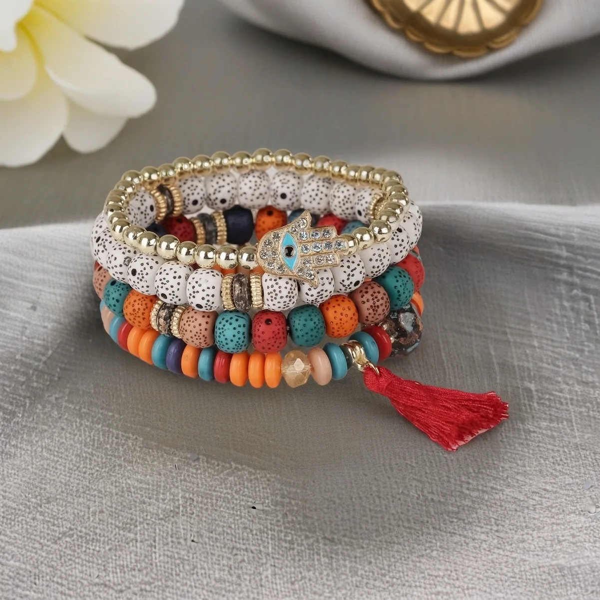 4-teiliges Armband-Set mit dem Motiv des „bösen Auges“ für Damen, mit Kristallanhänger in Form der Hand Fatimas, Quasten, elastischen Perlen und Kettengliedern, Herren-Modeschmuck und Accessoires. – Detail 6