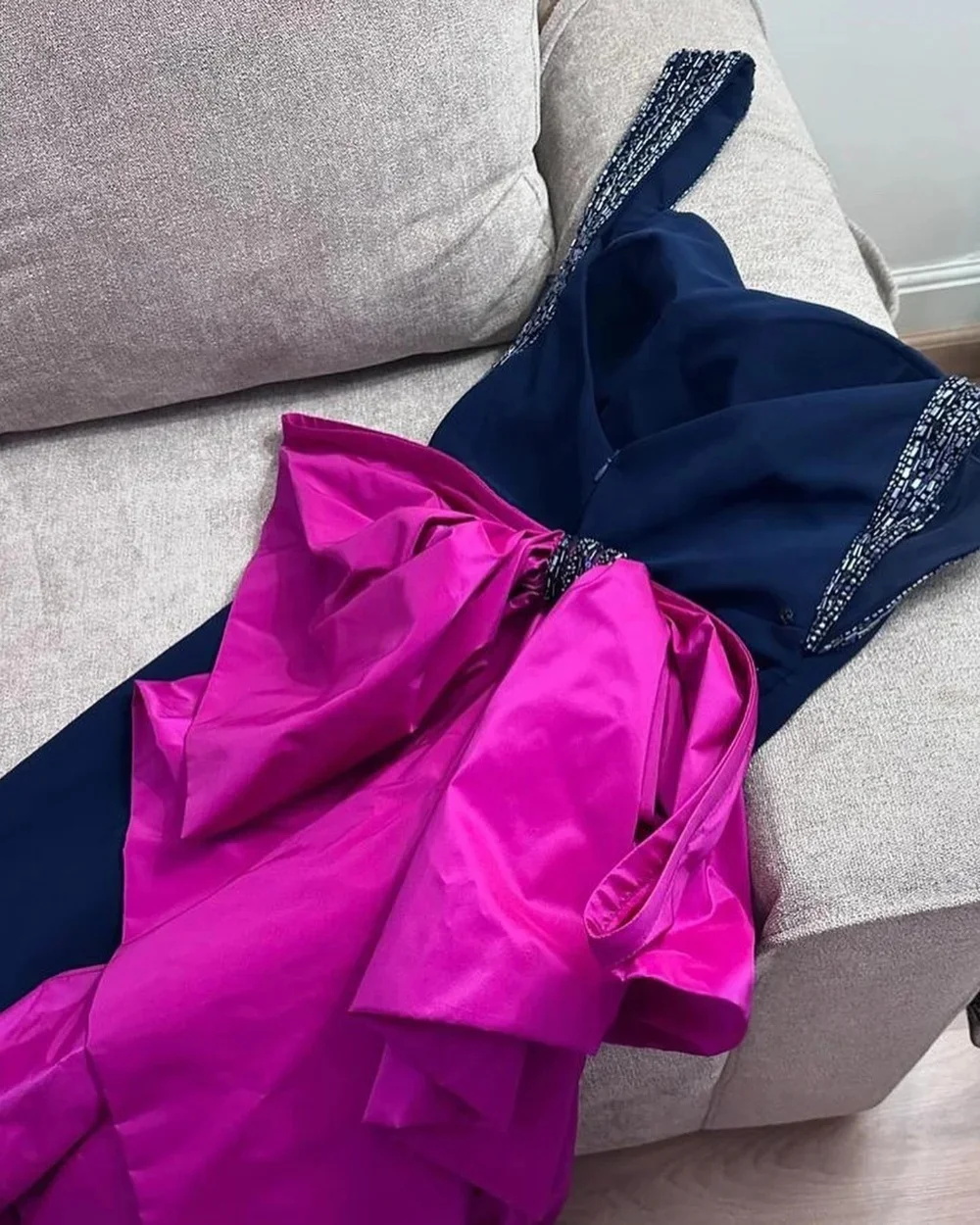 Abito da sera in stile sirena nera di lusso con strascico viola, ideale per matrimoni e occasioni speciali فساتmavera