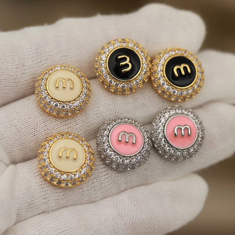 New Sight Design Crystal Letter M Stud Earrings for Women Fashion Brand Brand Elegant Zirconia Jewelry Earrings Gift