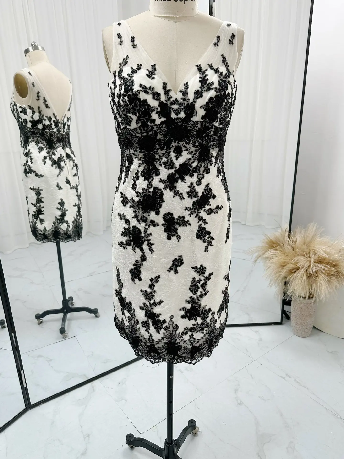 Black Sexy Deep V -Neck Simple Lace Lace Bun Hip Slim Mid -Length Banquet Night Dress M1626