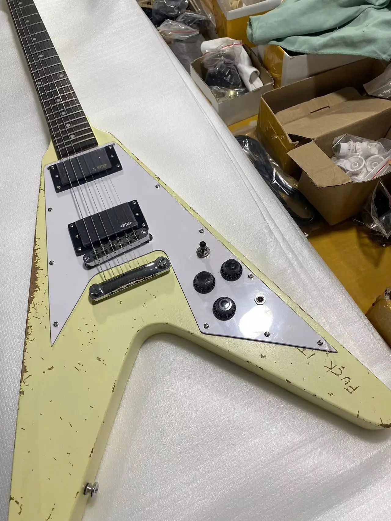 Relic Fly-V gitar elektrik model mahoni, badan mahoni, warna krim, Fingerboard Rosewood, jembatan Tune o-matic, versi bertanda tangan, replika