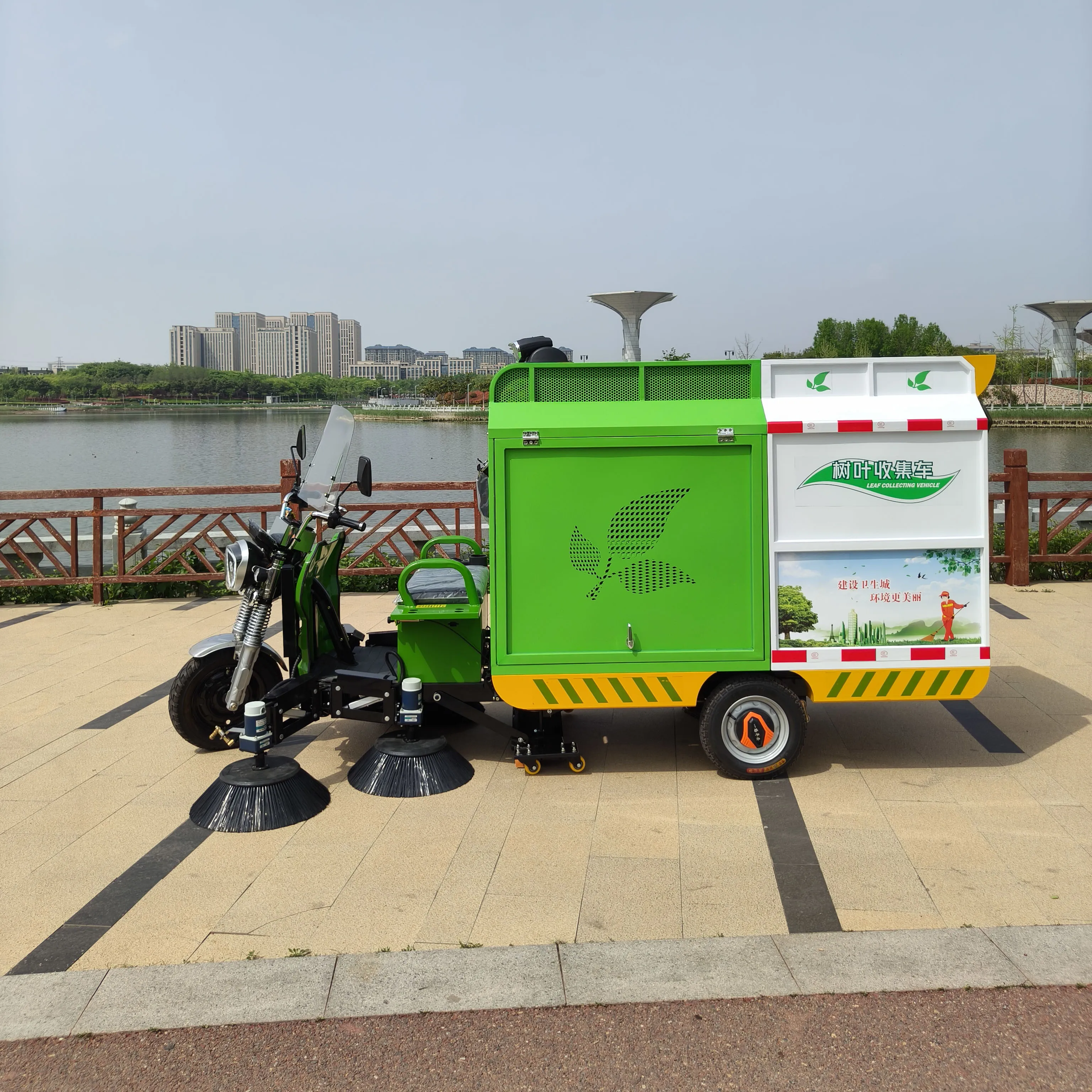 Oil-electric Multi-functional Water Sprinkler Road Sweeper Truck New Energy Leaf Collection Vehicle 120-250cm Cleaning Width view 6