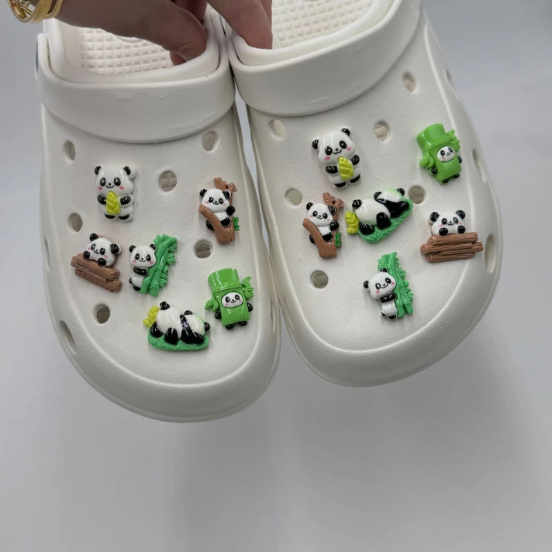 Accesorios para zapatos con dibujos de Panda y bambú para niños, zapatillas con agujeros y hebilla decorativa, para niña de las flores, 2024