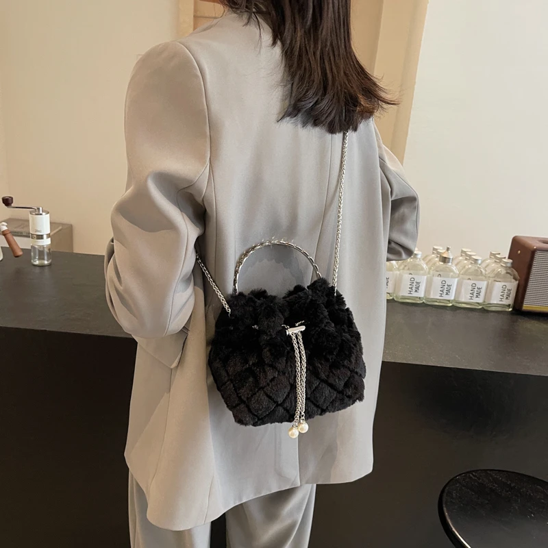 Plush Handbag Bucket Bag Round Ring Design Hand Bag For Women 2024 New Faux Fur Clutch Fashion Chain Shoulder Crossbody Bags