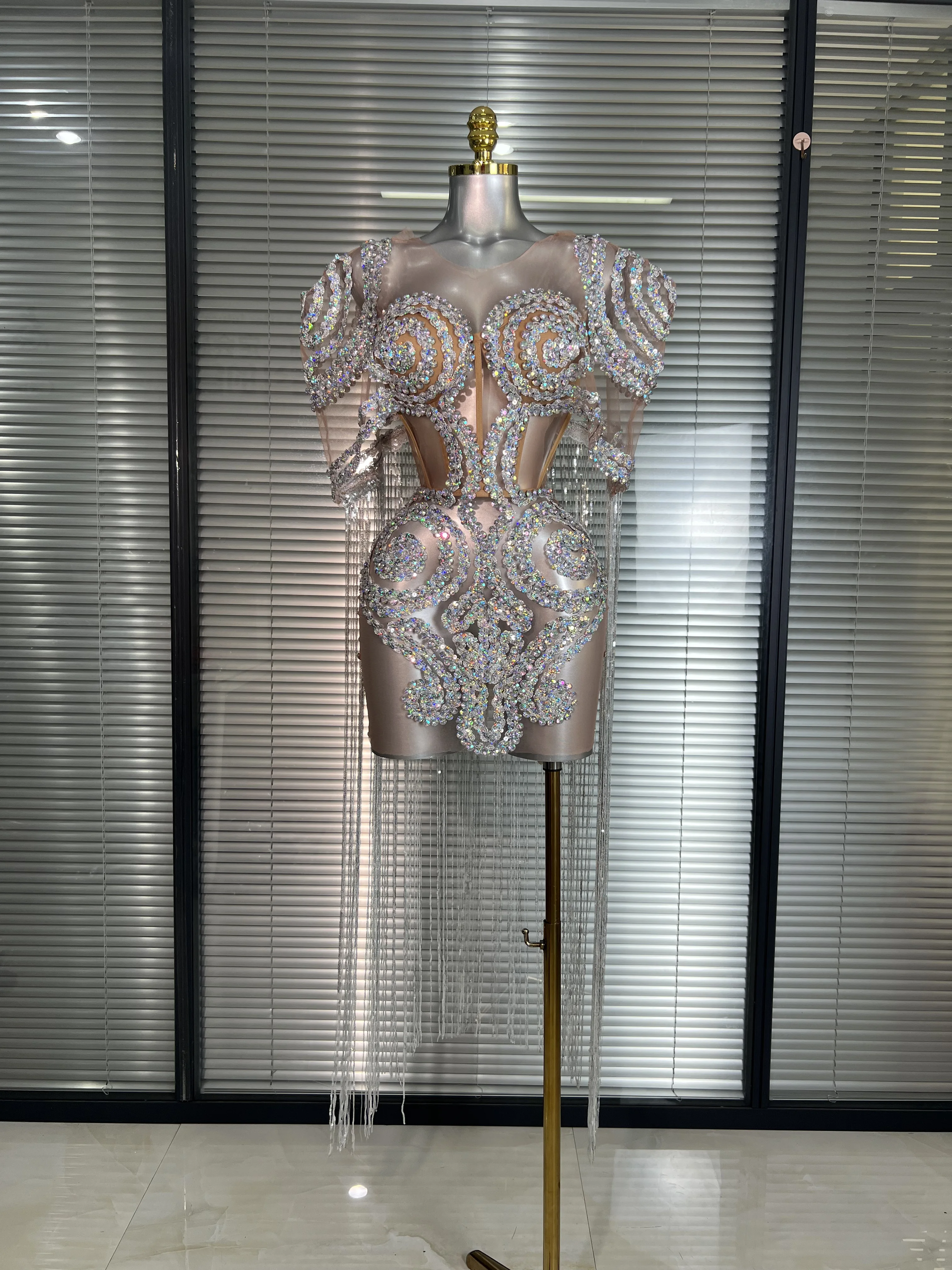 Mini abito da donna sexy con paillettes colorate e nappe in argento, costume da spettacolo scintillante, ballerino di scena, abito da festa per night club