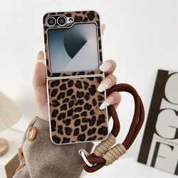 Luxury Brown Leopard Print Portable Hand Strap Phone Case for Motorola Moto Razr 50 60 Ultra 60 Pro Razr Plus 2024 2025 Cover