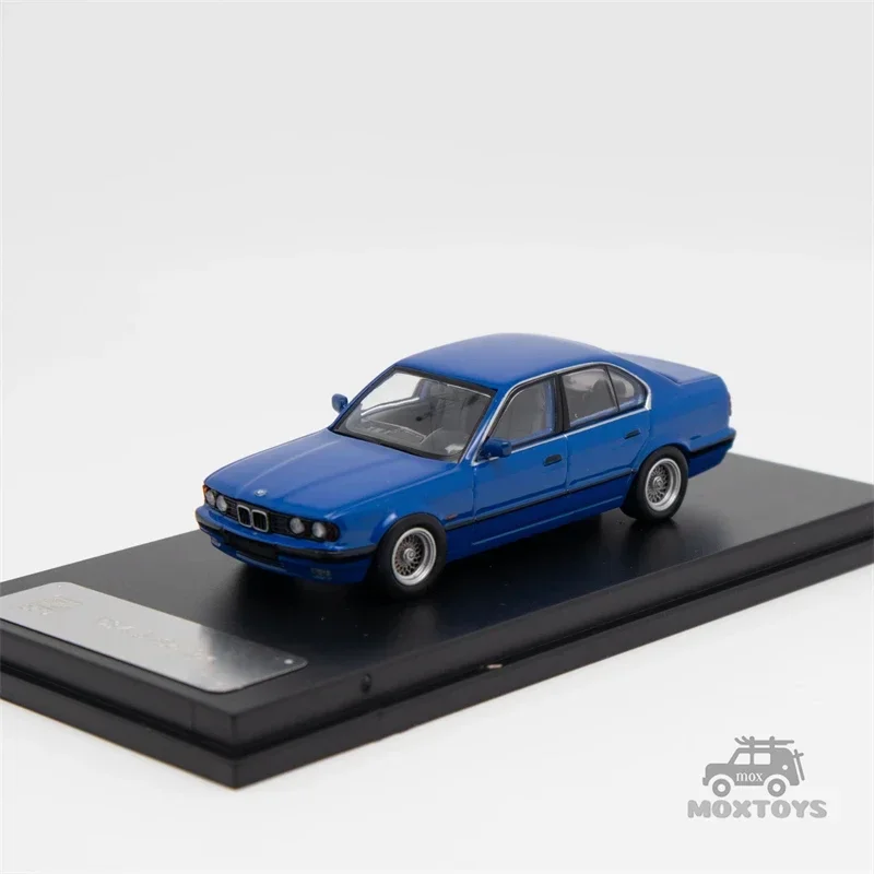 DCM 1:64 E34 5-Series Sedan Black / White / Blue limited500 Diecast Model Car