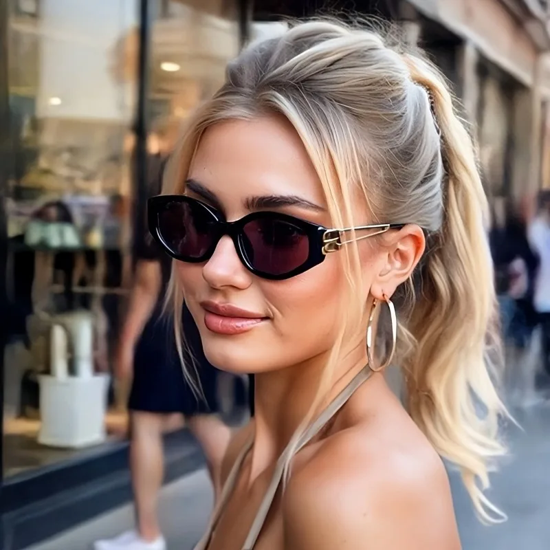 Retro Style Women's Glasses with Fashionable and Lightweight Frame Suitable for Various Occasions