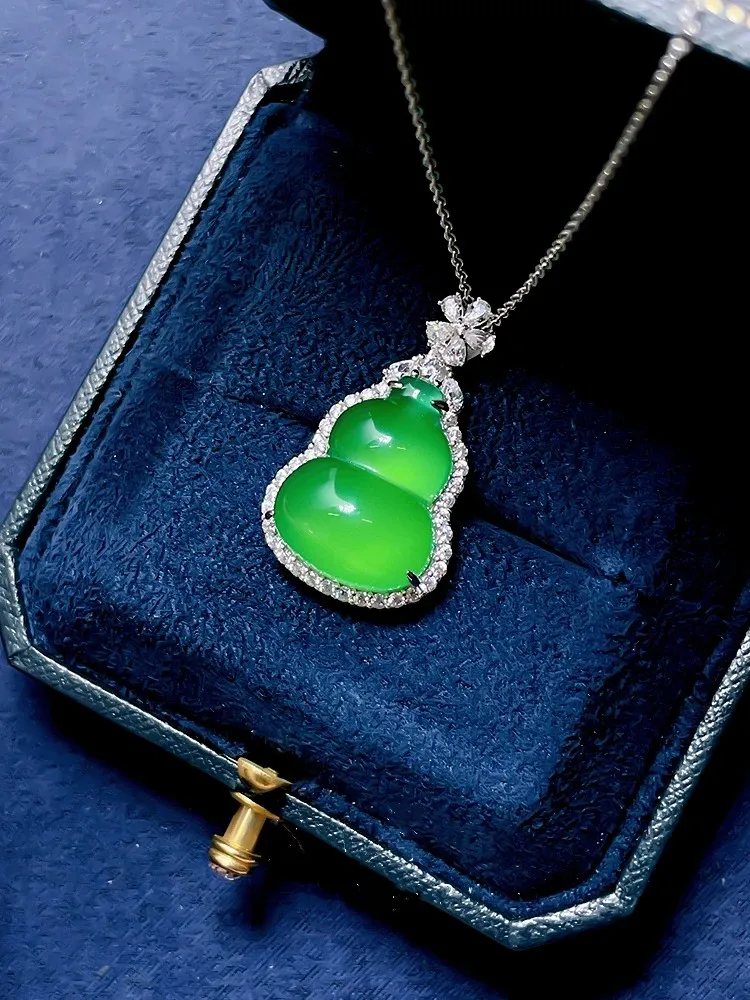 Retro Palace Wind Green Jade Chalcedony Gourd Pendant Inlaid with High Carbon Diamond Ice Seed Smooth Faced Little Girl